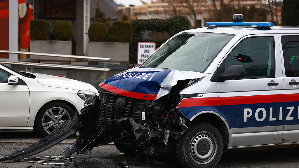 Polizeiauto contra Auto auf Münchner Bundesstraße