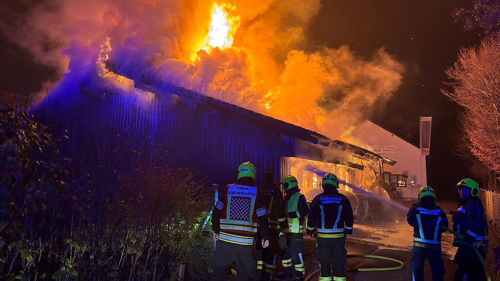200 FEUERWEHRMITGLIEDER LÖSCHTEN BRAND IN FIRMENHALLE IN AMSTETTEN