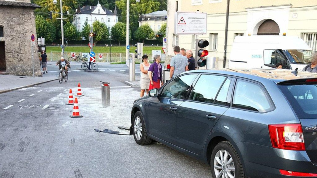 Immer wieder ereignen sich skurrile Unfälle mit Polleranlagen in Salzburg.