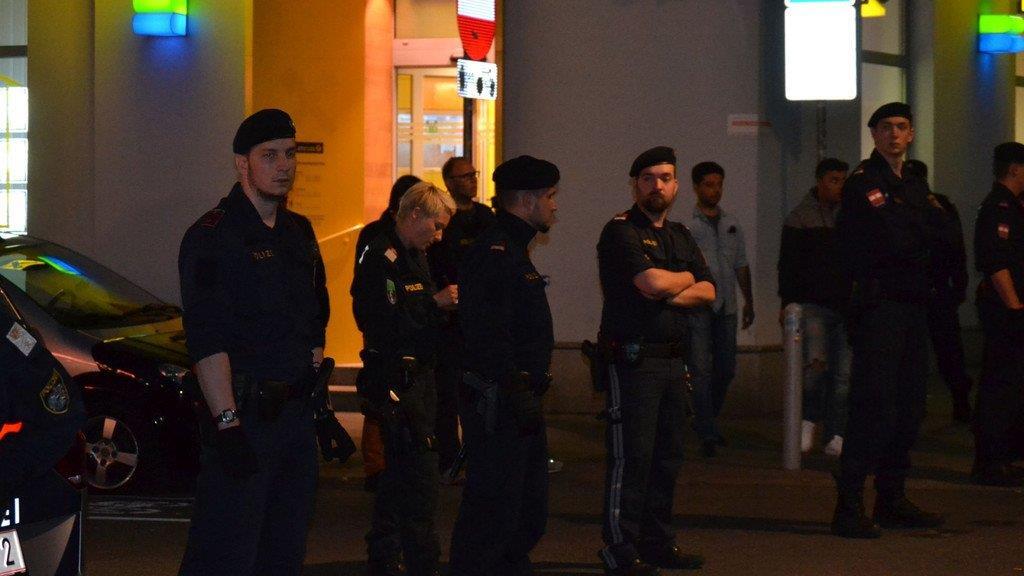 "Mahnwache" und Demo am Brunnenmarkt: Polizeieinsatz