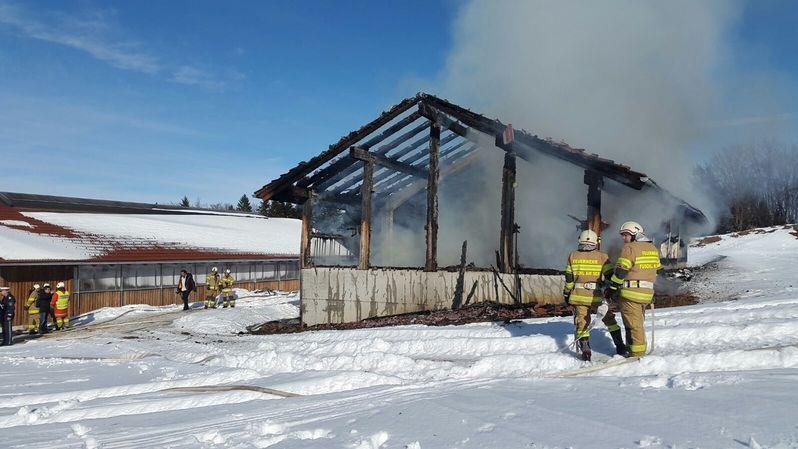 Maschinenhalle in Thalgau in Brand