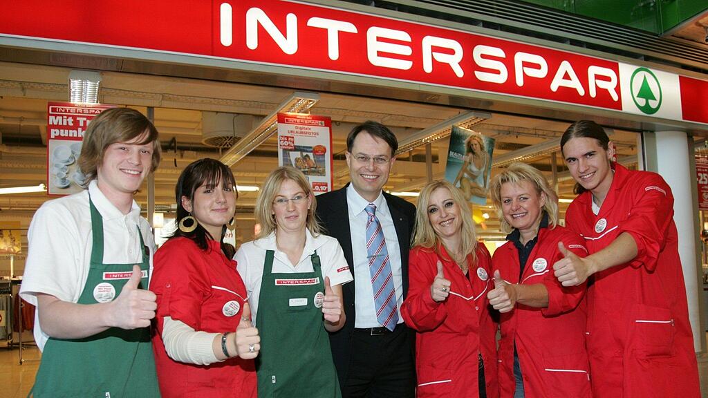 Mitarbeiter des Interspars Salzburg-Europark mit dem Spar-Chef Gerhard Drexel.