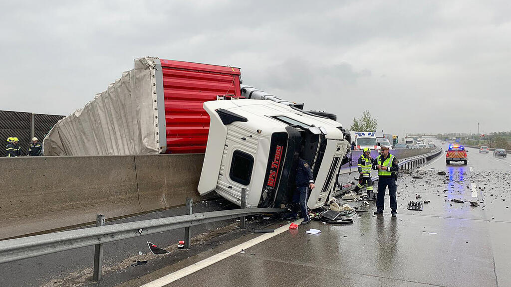 NIEDERÖSTERREICH SATTELSCHLEPPER AUF A1 UMGESTÜRZT =.jpg