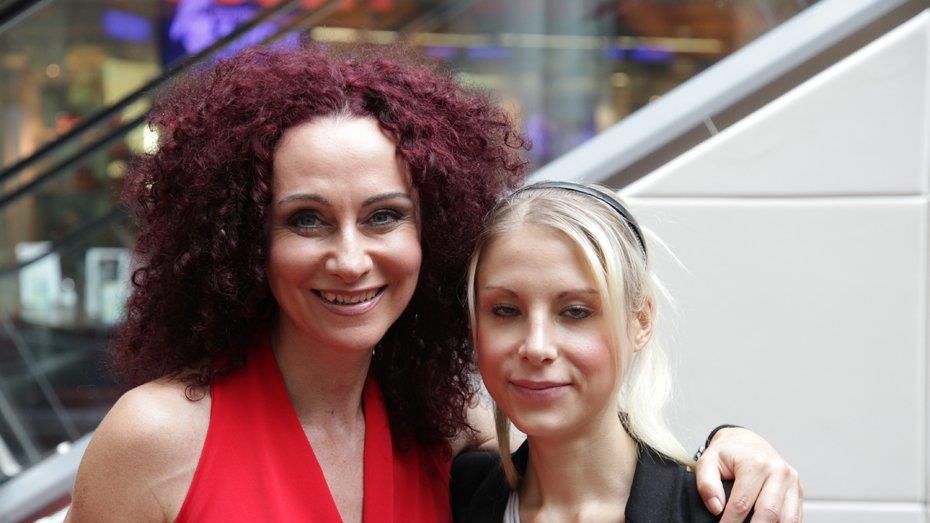 Christina "Mausi" Lugner und Anastasia "Katzi" Sokol im INterview und beim Shoppen