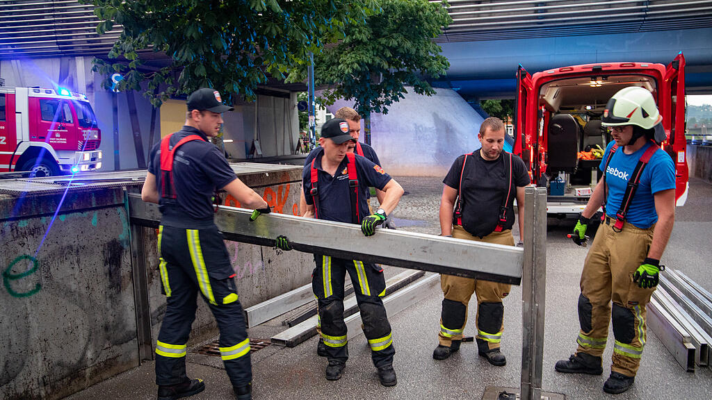 Feuerwehr baut Hochwasserschutz auf