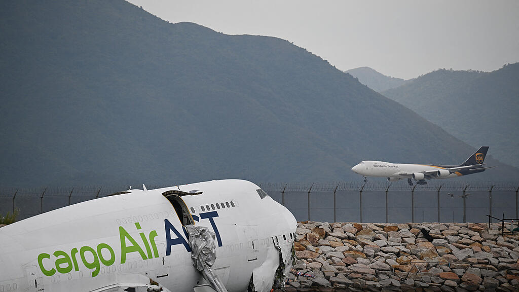 Tödlicher Flugunfall in Hongkong: Jumbo-Jet rutscht über Landebahn ins Meer