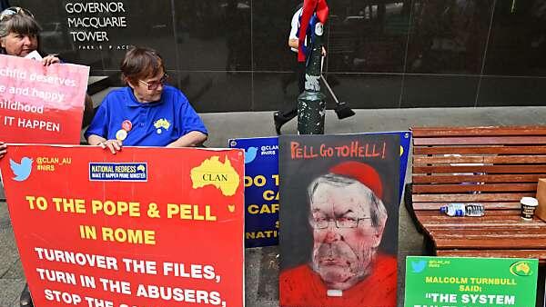 "Pell go to hell" stand auf den Plakaten