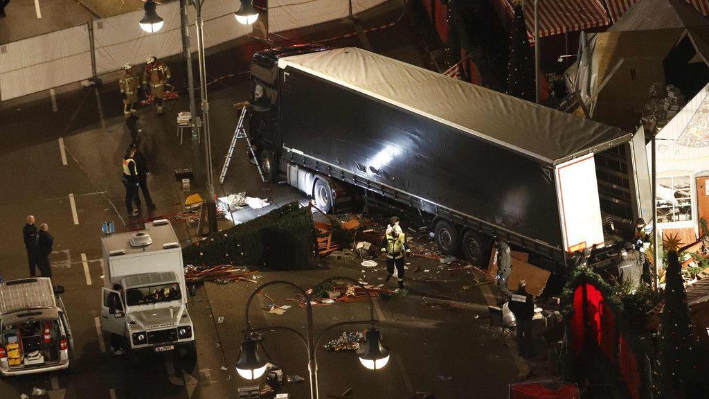 Lkw rast in Weihnachtsmarkt: Spurensicherung in der Nacht