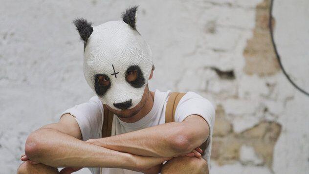 In der Öffentlichkeit tritt Cro normalerweise nur mit Panda-Maske auf.