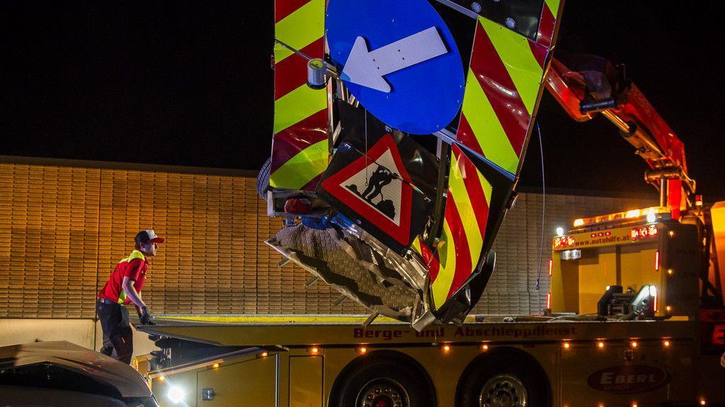 Alkolenker crasht auf A1 in Asfinag-Fahrzeug
