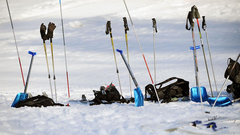 Mitglieder der Bergrettung Kaltenbach, der Bergbahnen und die Alpinpolizei waren im Einsatz (Symbolbild).