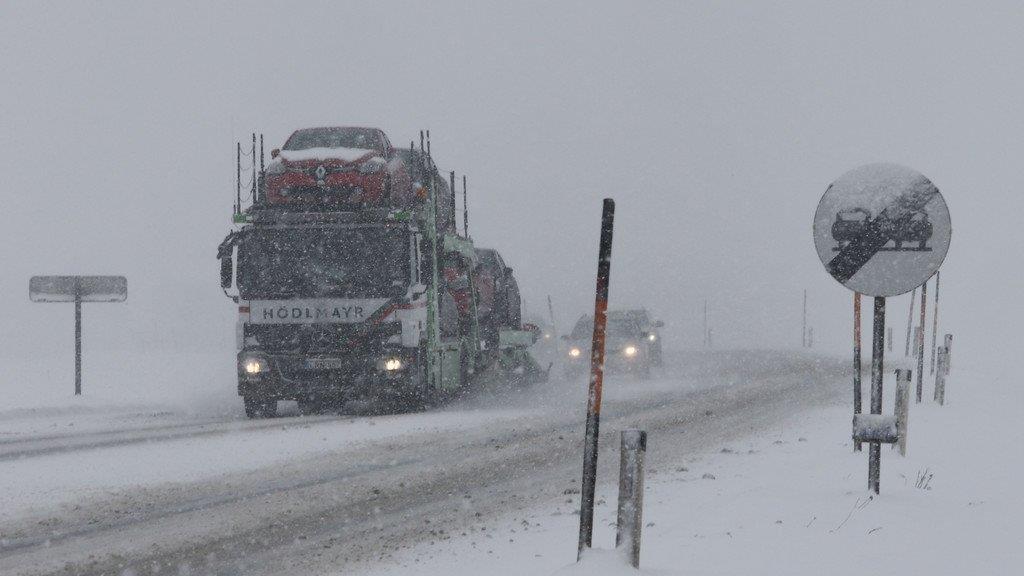 Schnee und Verkehrschaos auf den Straßen II