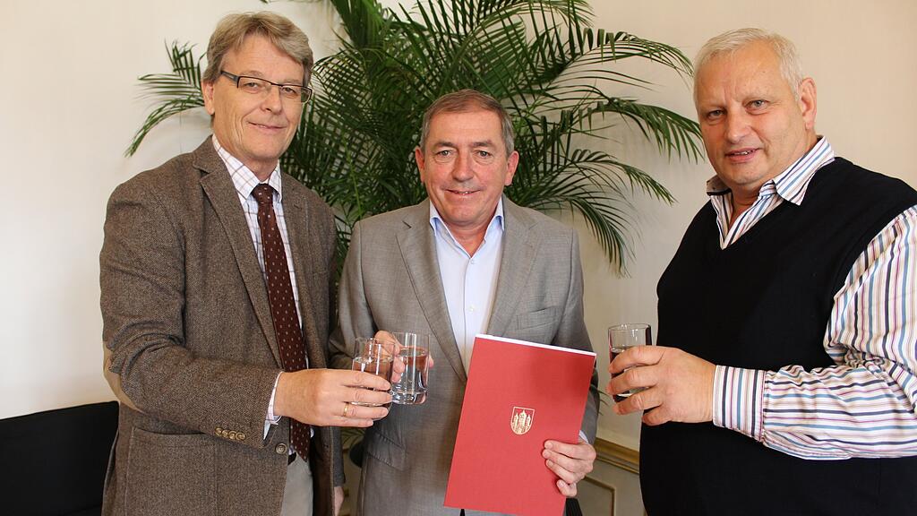 Der Vertrag darüber wurde von Bgm. Heinz Schaden (Mitte), Bgm. Franz Tiefenbacher (Elsbethen, links im Bild) sowie dessen Vize Sebastian Haslauer unterzeichnet. Angestoßen darauf wurde -logisch- mit Trinkwasser.