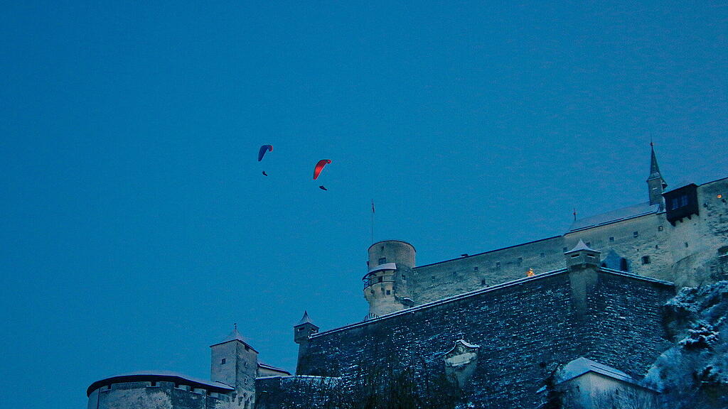 1. Adventlichterlflug der Paragleiter \u00fcber der Stadt Salzburg