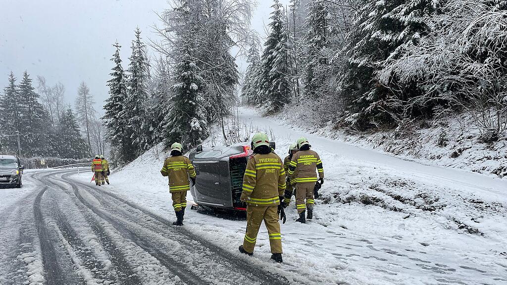 Unfall auf verschneiter Wiestal Landesstraße
