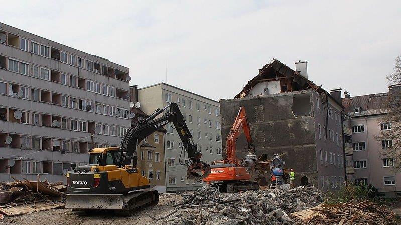 Bagger frisst sich durch Wohnblock