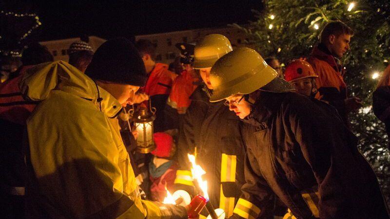 Die oberöterreichische Feuerwehrjugend übergibt das Friedenslicht.