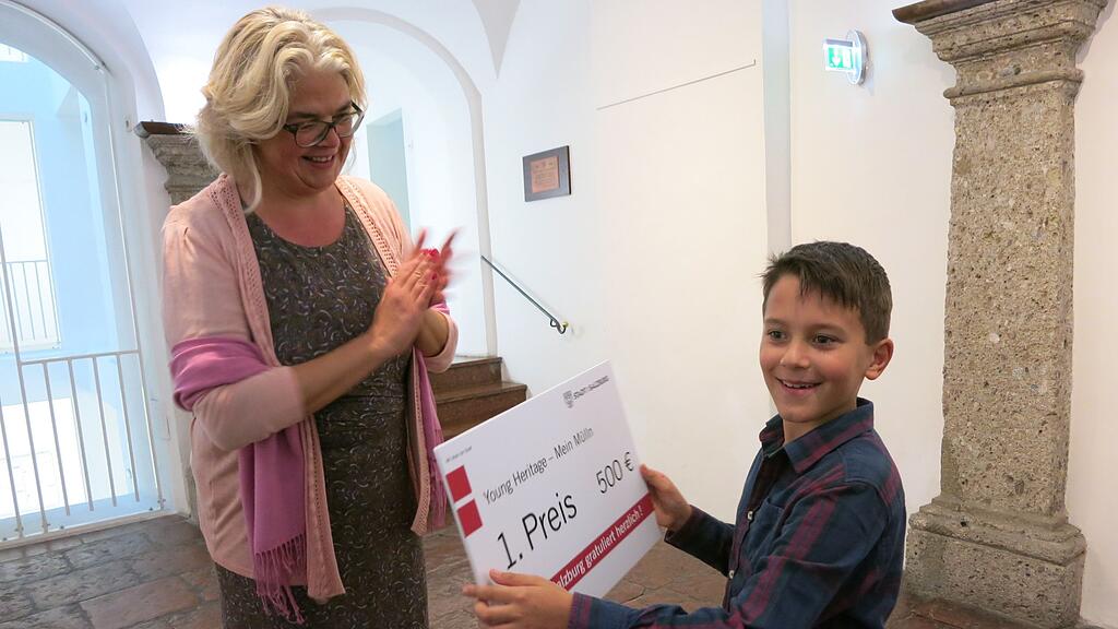 Klassensprecher Kilian erhält den Preis von Hagenauer.