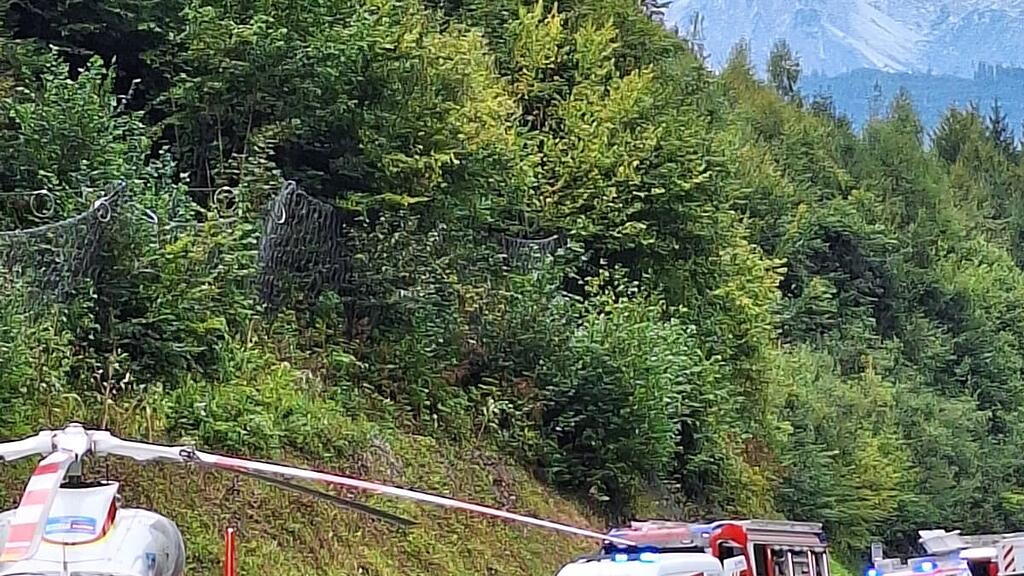 Person stürzt nach Motorradunfall auf B99 in Fritzbach