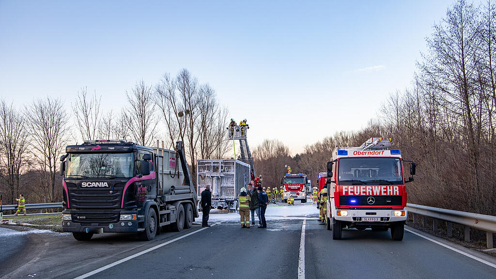Lkw-Anh\u00e4nger in Nu\u00dfdorf in Vollbrand