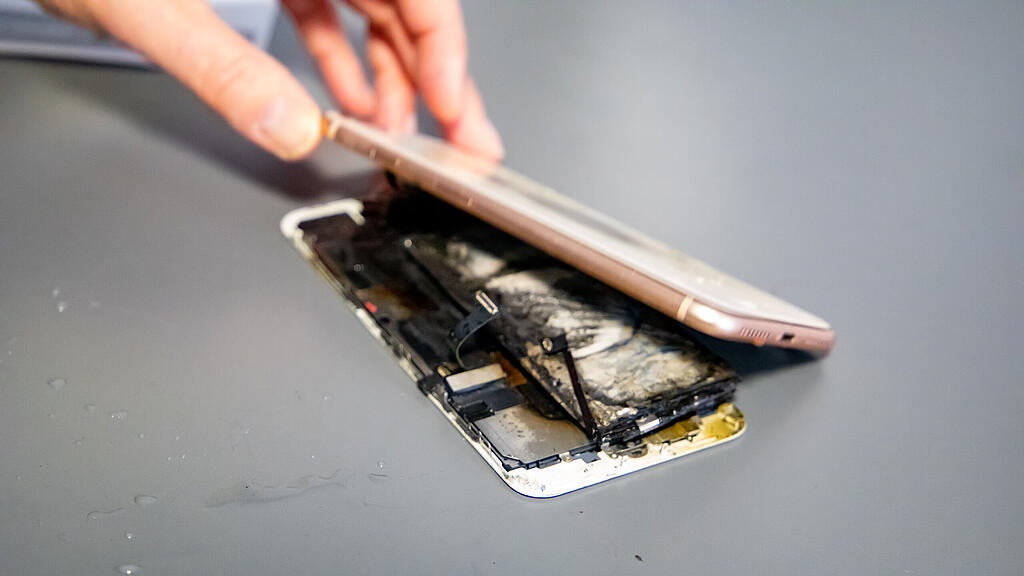 Handy-Akku explodiert in Salzburger Schule