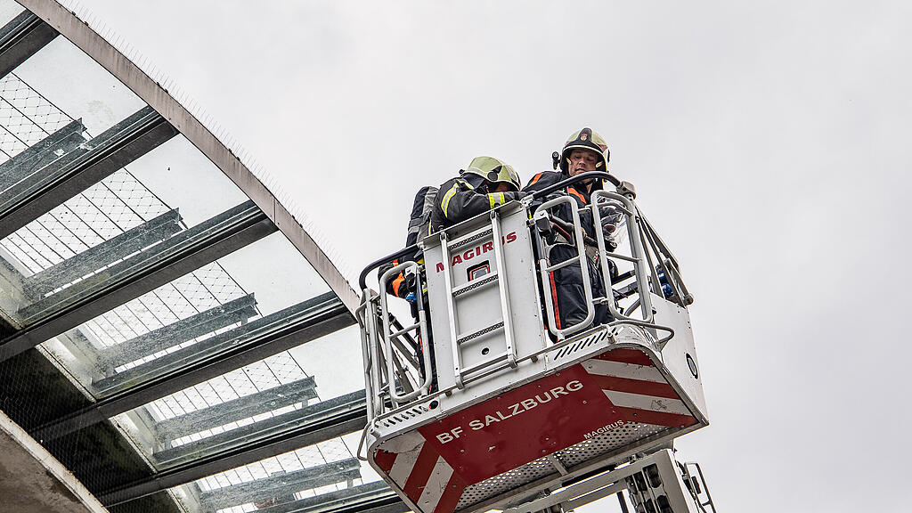 Einsatz\u00fcbung mit brennendem Hubschrauber
