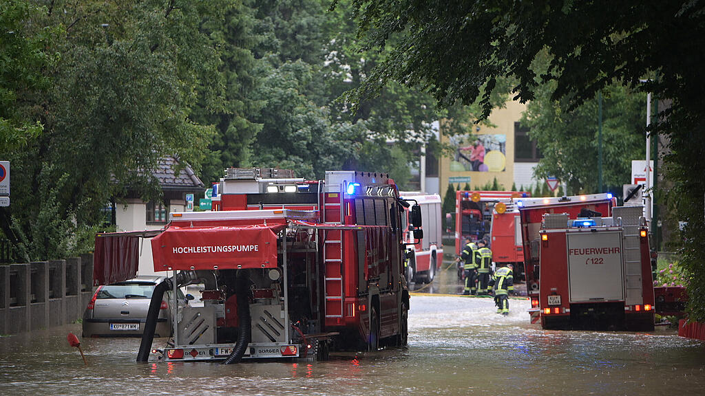 Aufräumarbeiten nach Überschwemmungen in Kufstein