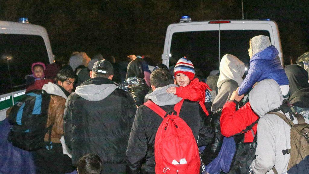OÖ: Zahlreiche Flüchtlinge verbringen Nacht an Grenze