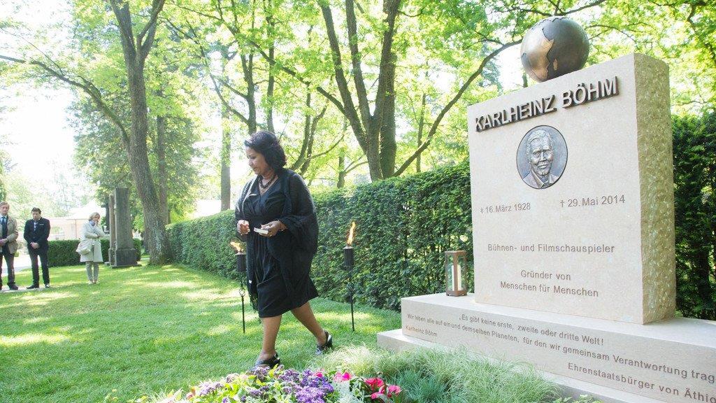 Trauerfeier am Ehrengrab von Karlheinz Böhm