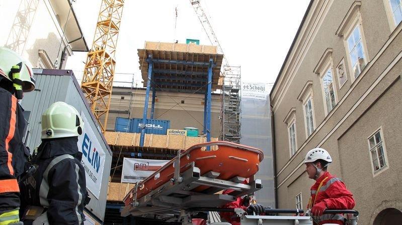 Arbeiter stürzt von Dach