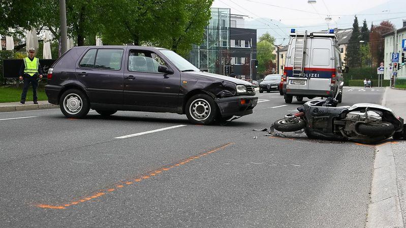 VW-Lenker übersieht Rollerfahrer im Nonntal