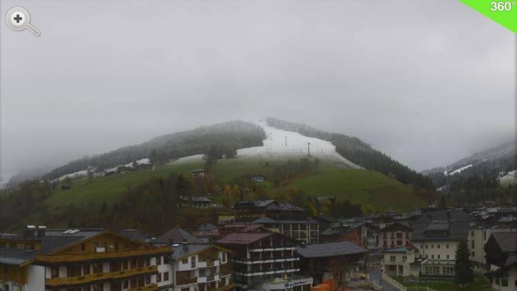 Die Webcam in Saalbach auf rund 1.000 Metern zeigt die angezuckerten Berge.