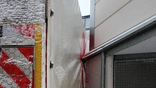 Lkw bleibt stecken