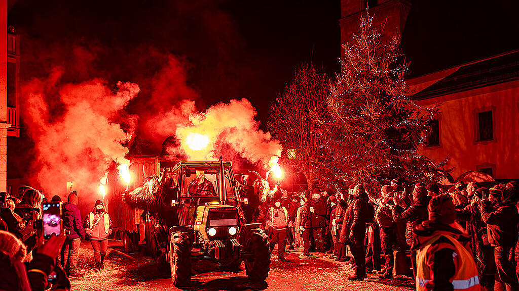 Krampuslauf im Ortszentrum, Großgmain