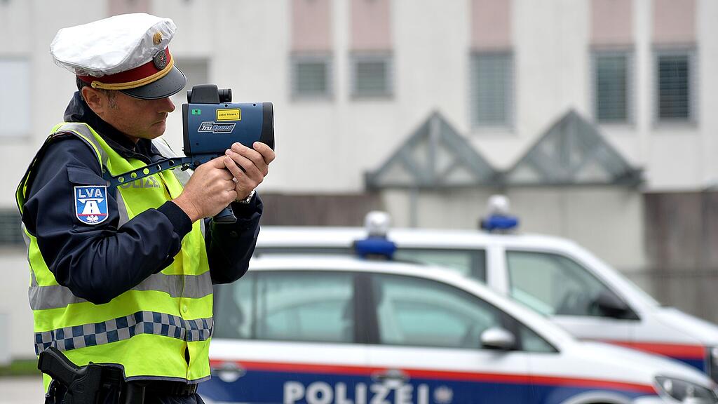 Die Beamten kassierten den Führerschein des Teenagers ein. (Themenbild)