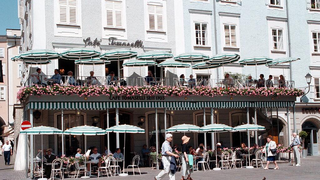 Die Frau dürfte vor dem Café Tomaselli von Unbekannten niedergestoßen worden sein. Die 84-Jährige schwebt in Lebensgefahr.