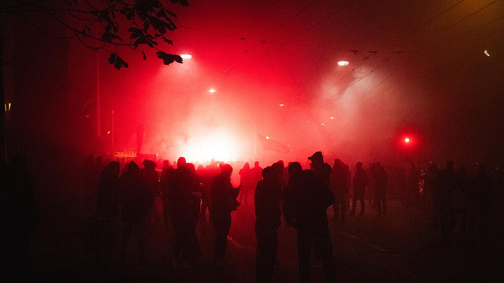 Fanmarsch von Go Ahead Eagles in Salzburg
