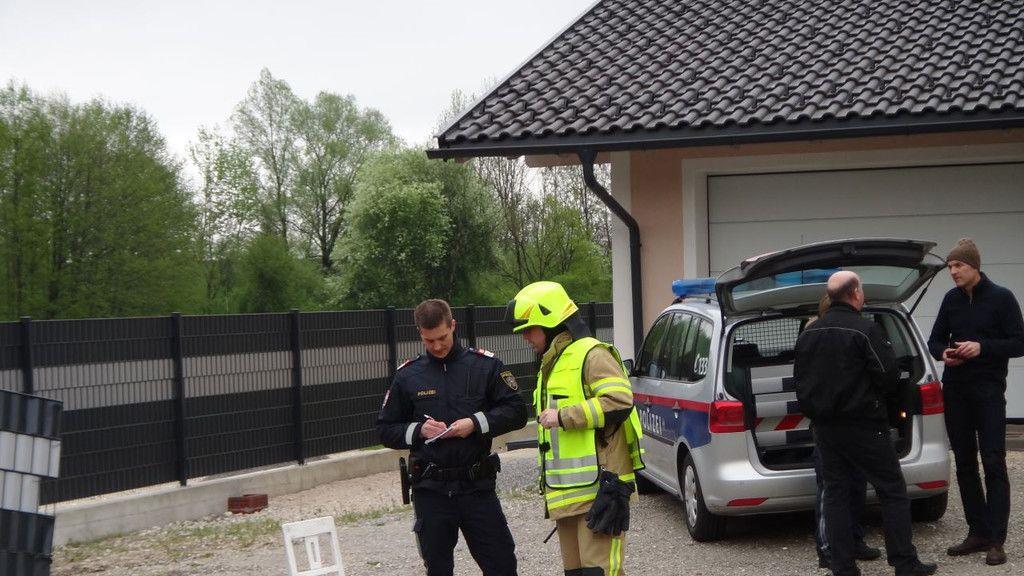 Grödig: Fahrzeug stürzt über Böschung