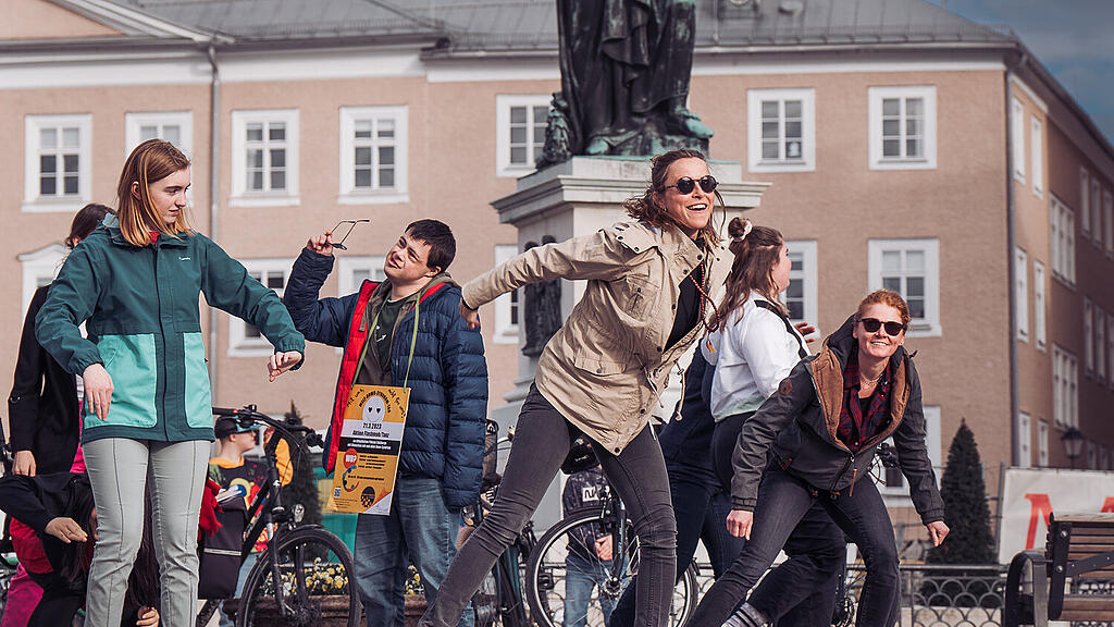 Flashmob-Tanzen am Welt-Down-Syndrom-Tag