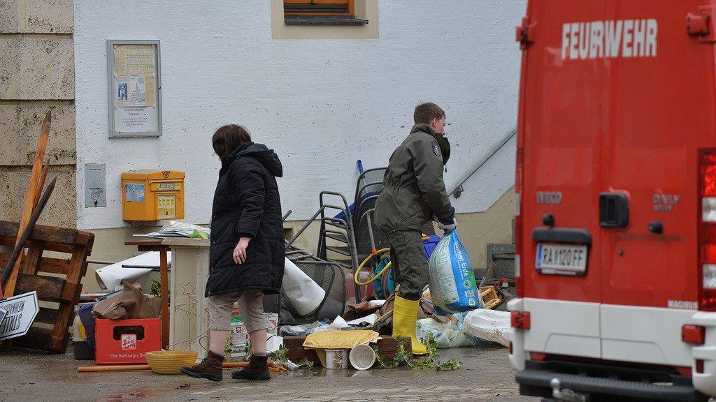Aufräumarbeiten in Oberndorf, II