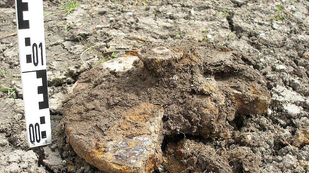 n abgebrochenes St?ück einer Bombe aus dem Zweiten Weltkrieg wurde am Samstag, 27. April 2013, von einem Hausbewohner bei Gartenarbeiten in Koppl im Flachgau gefunden.