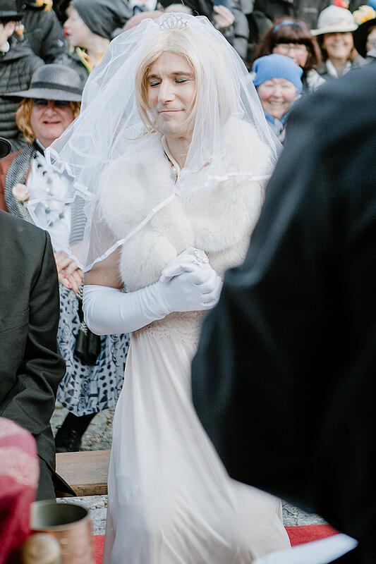 Verkehrte Hochzeit, Kirche