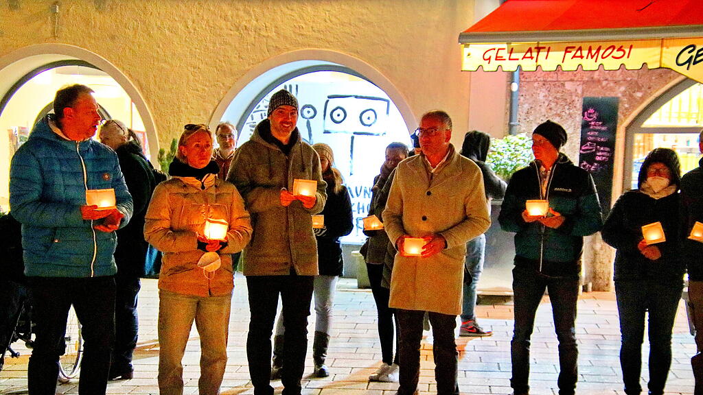 Hallein hilft: Lichtermarsch f\u00fcr Ukraine