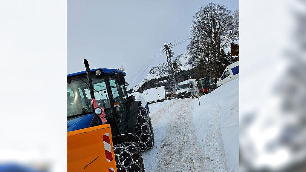 Fahrzeug droht in Mühlbach abzustürzen