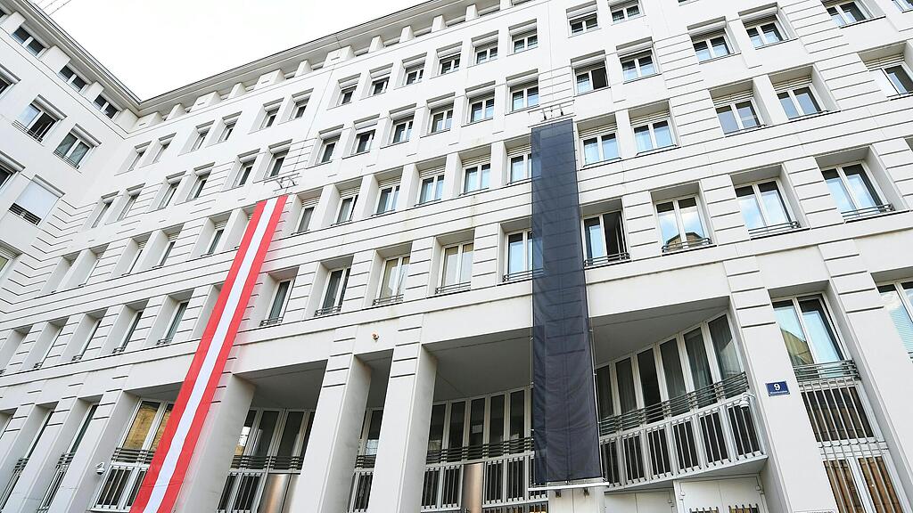 ANSCHLAG IN WIEN FAHNEN AUF HALBMAST =(2).jpg