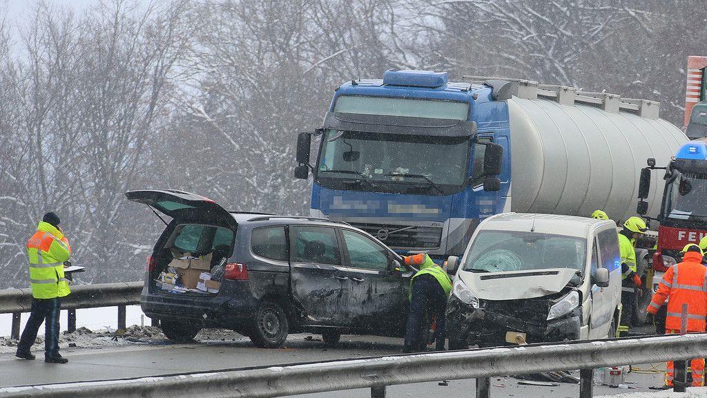 A8: Lkw-Lenker bei Unfall schwer verletzt