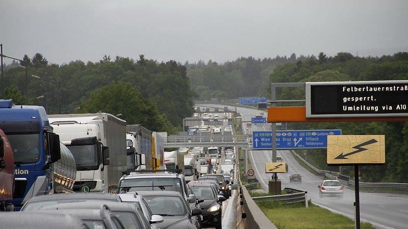 Sperre der A8: Stau