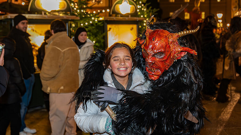 Lauf der Gr\u00f6diger Krampusse in der Altstadt