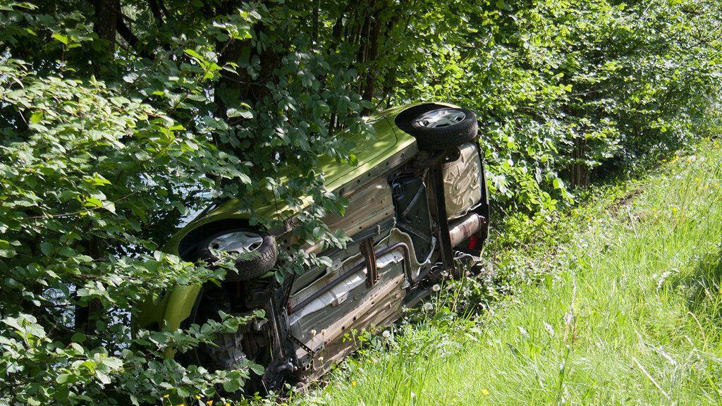 Auto stürzt über Böschung