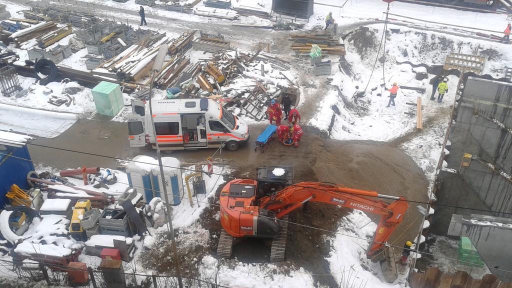 Arbeiter stürzt in Baugrube